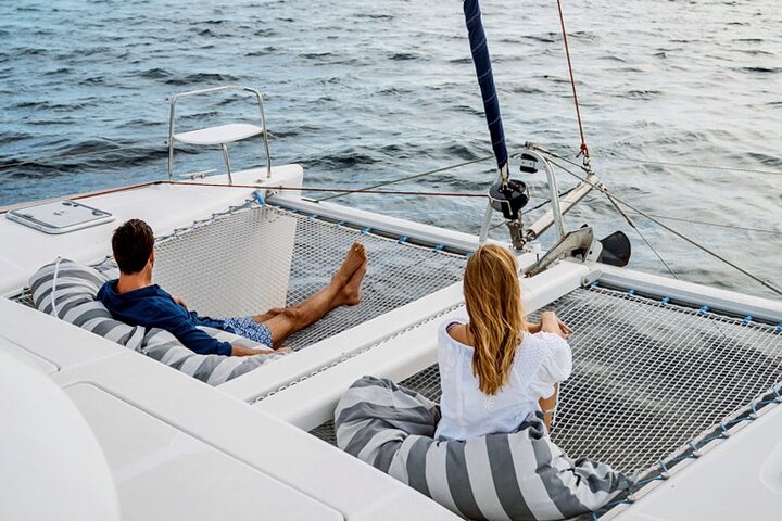 Crucero privado al atardecer por Cala Mondrago en catamarán